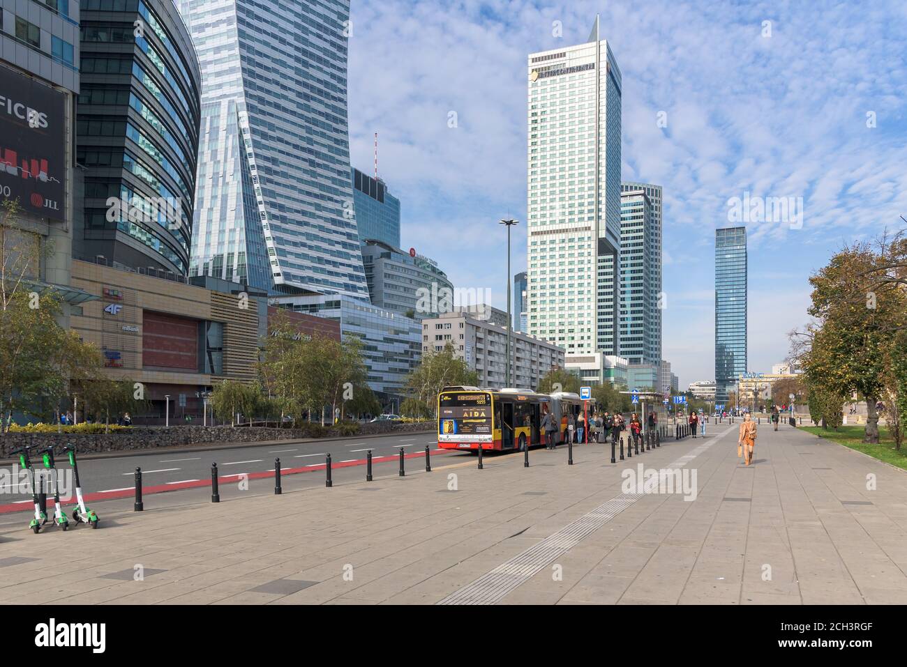 Varsovie, Pologne - 19 octobre 2019 : les gens prennent le bus sur la rue Emilia Plater parmi les gratte-ciels dans le centre-ville Banque D'Images