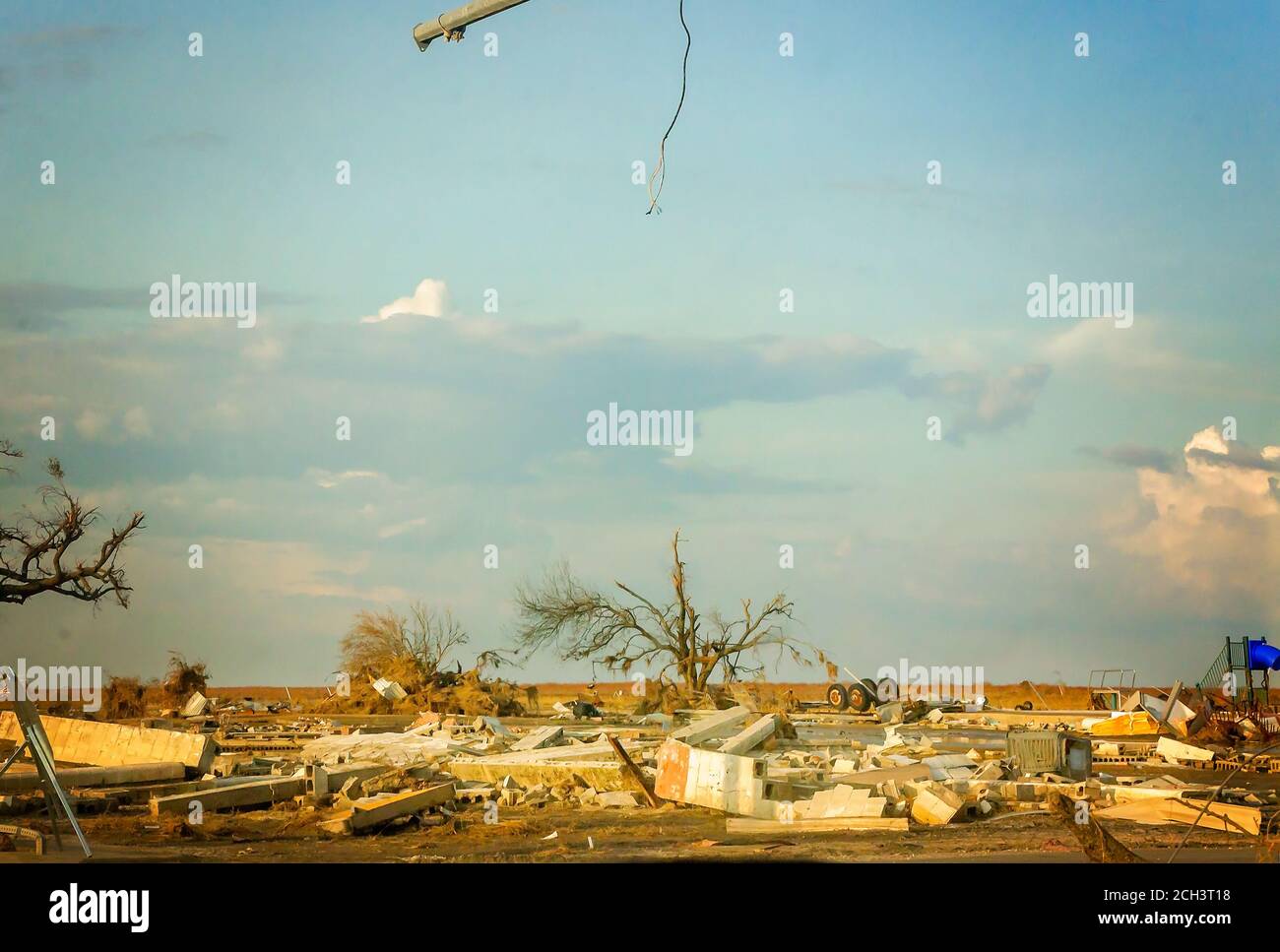 Des débris de l'ouragan Laura sillent les rues, le 11 septembre 2020, à Cameron, en Louisiane. La ville a subi de lourds dommages dans l'ouragan de catégorie 4. Banque D'Images