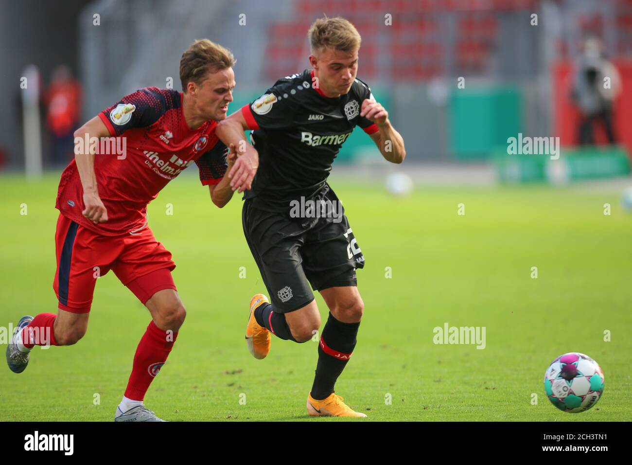 Leverkusen, Allemagne. 13 septembre 2020. DFB Pokal, premier jour, Eintracht Norderstedt - Bayer 04 Leverkusen: Johann Magnus Kilian Ludwig von Knebel Doeberitz (Norderstedt), Daley Sinkgraven (Leverkusen) crédit: Juergen Schwarz/Alay Live News Banque D'Images