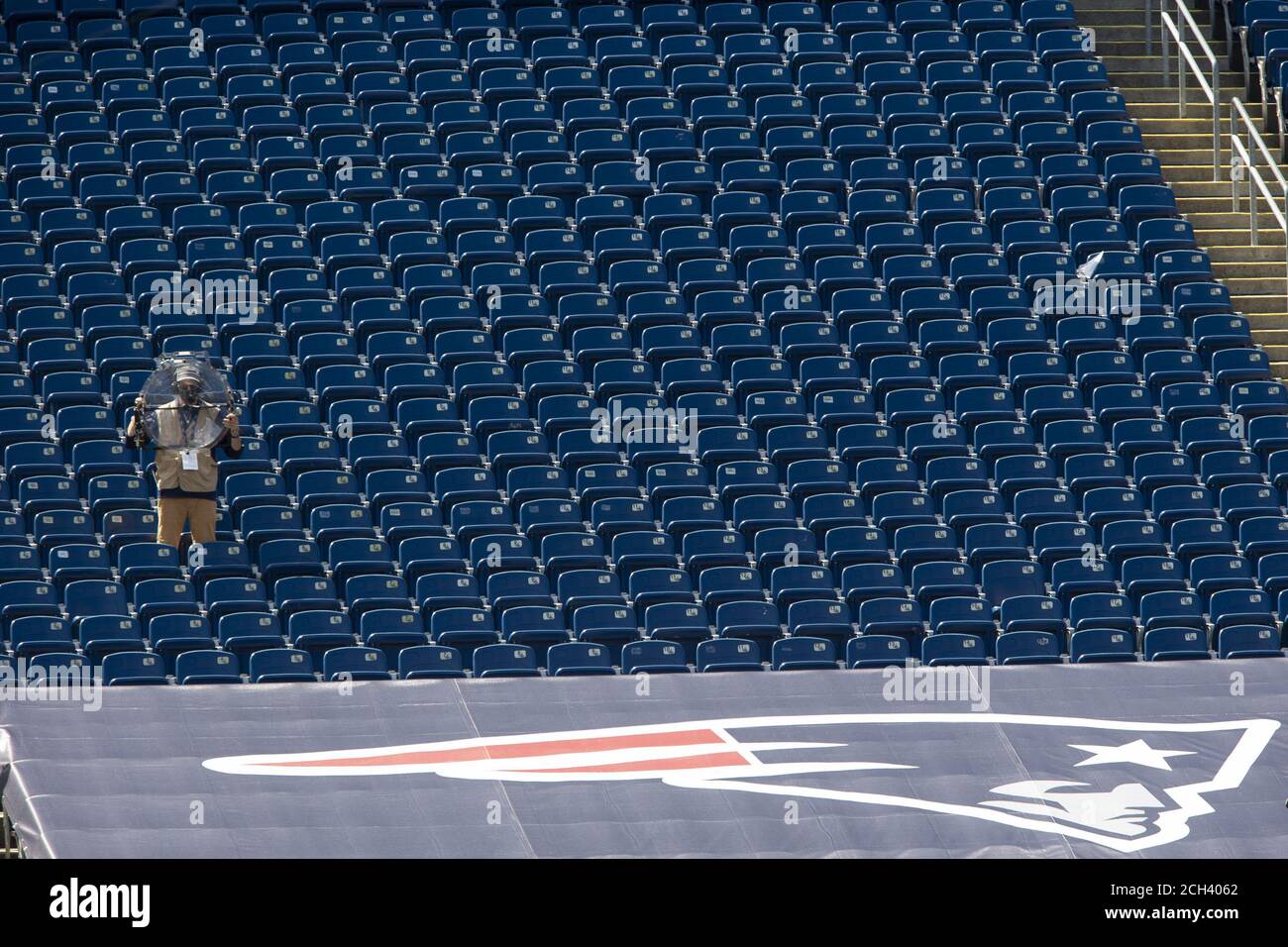 Foxborough, États-Unis. 13 septembre 2020. Une technologie sonore travaille dans un stade Gillette presque vide pendant le match entre les New England Patriots et les Dolphins de Miami au stade Gillette à Foxborough, Massachusetts, le dimanche 13 septembre 2020. Les Patriots ont vaincu les dauphins 21-11. Les fans n'ont pas été admis dans le stade dans le cadre du protocole COVID-19 des Patriots de la Nouvelle-Angleterre. Photo par Matthew Healey/UPI crédit: UPI/Alay Live News Banque D'Images