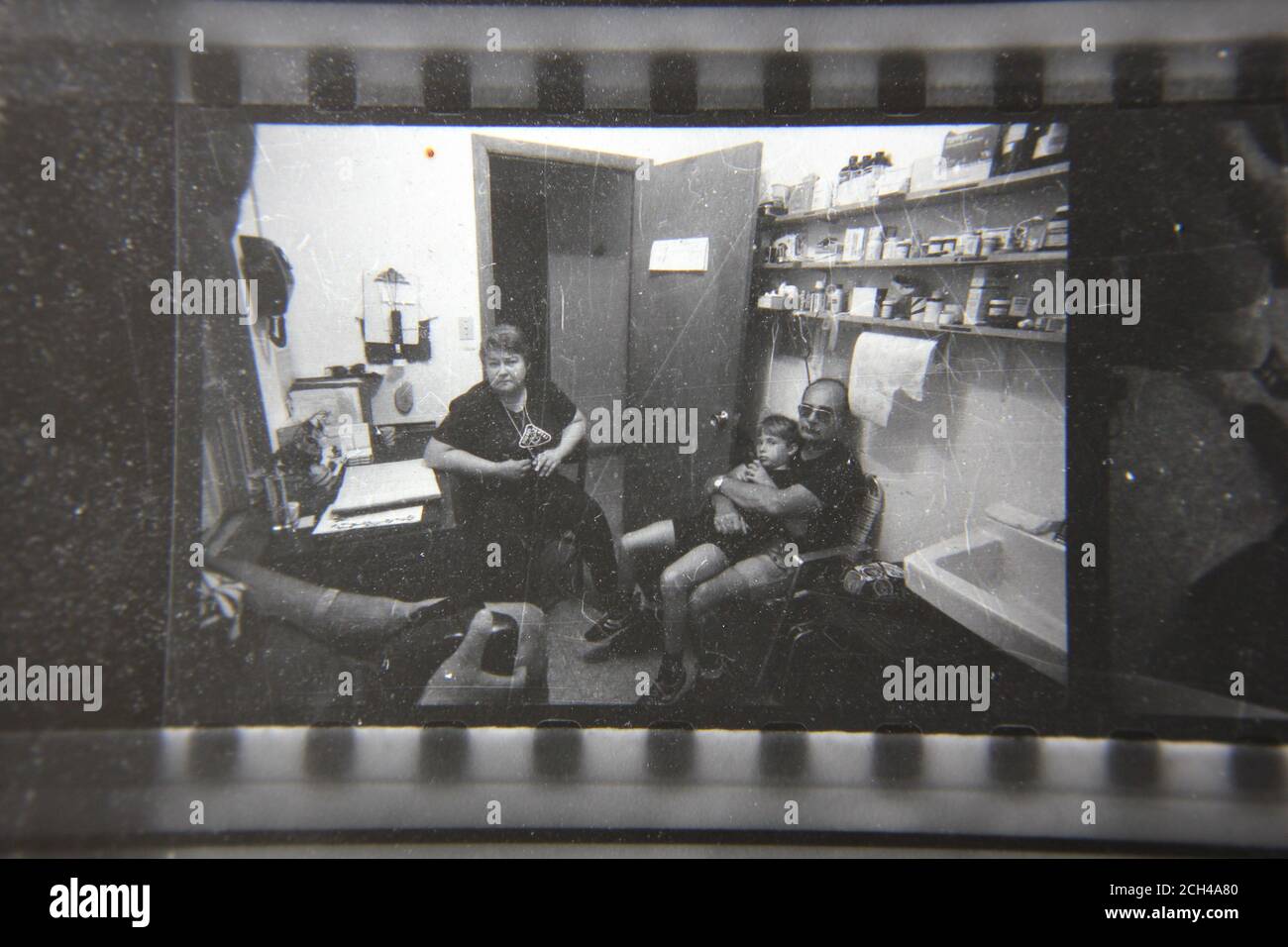 Belle photographie en noir et blanc vintage des scouts des années 70 qui traînaient dans la salle de premiers soins pendant le camping au camp de scouts. Banque D'Images