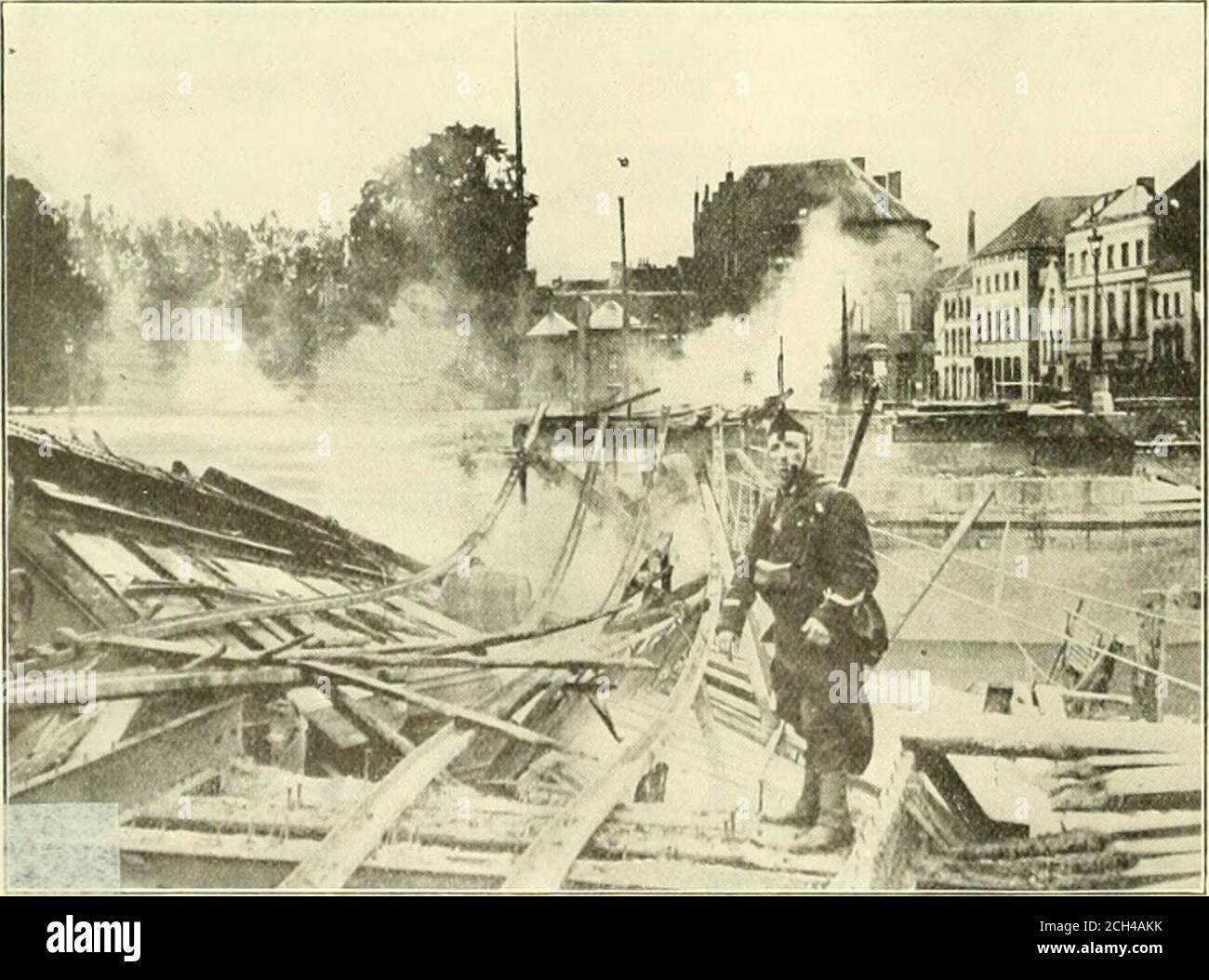 . Le génie ferroviaire et de locomotive : une revue pratique de la force motrice ferroviaire et du matériel roulant . Salut I CHEMIN DE FER IX FRANCE A EXPLOSÉ PENDANT QUE LE TRAIN ÉTAIT EN TRAIN DE TRAVERSER. Motif d'un train transportant des woundedsoldats près de Lizy, France, qui a coulé dans la rivière Ourcy pendant la bataille de. Il par l'air une distanceaprès l'explosion a eu lieu. Maintenant que l'hiver est sur nous, therewill sans doute être un coup d'arrêt dans les hostilités comme.il y a eu dans les mois pendant notre guerre civile, mais de tous les comptes les préparatifs,pour une poursuite de la lutte sont pro-céding sur une échelle sans précédent i Banque D'Images