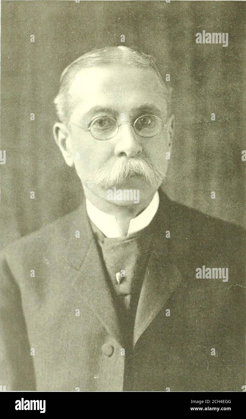 . Livre du bleu royal . Neal, quatrième vice-président et trésorier, Baltimore & Ohio Railroad Company. .FrontispieceClarksburg, W. a.— Industrial J Empire National Bank 2 Merchants National Bank . 2 Nouvelle église méthodiste 3 Palais de justice 3 bureau de poste 4 R. T. Lowndes House 4 Williams Hardware Company 5 District commercial, rue principale 5 Grisselli Chemical Company (, Phillips Sheet plate & Tin Company 6 Washington Carbon Company 7 Ha;:el-Atlas Glass Company 7 Central Storage Company 8 New Goff Building 9 Judge Nathan Goff 10 Hotel Waldo, Clarksburg J J Residence of Judge Nathan Golf JJ Birds-Eye vie Banque D'Images