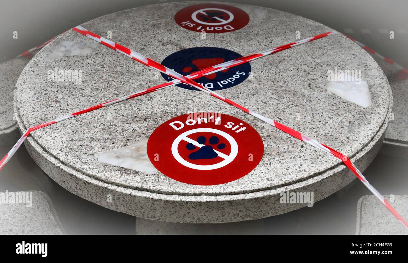 Une signalisation indiquant qu'il n'est pas permis de s'asseoir dans le cadre des mesures de distanciation sociale en matière de santé et de sécurité pendant la pandémie Covid 19. Banque D'Images