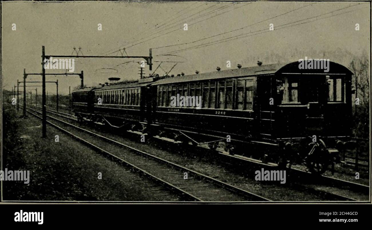 . Trains électriques . Figure 79.—Westinghouse Motor-Coach Complete.{Heysham Branch of the Midland Railway.). Figure 80.—vue du train composé de Siemens Motor-Coach et de deux remorques.{branche Heysham du Midland RaiUray.)  face p. 152. HEYSHAM ET MORECAMBE ÉLECTRIFICATION 153 ne dépassant pas 135° F. (572° C.) au-dessus de l'air environnant. Ils devaient également avoir une élévation de température ne dépassant pas 90° F. (32*2° C.) après le transport du train à trois autocars pour six doubletrips à l'horaire mentionné ci-dessus, de Heysham à Morecambe, Morecambe à Lancaster et retour. Six de ces voyages, cependant, o Banque D'Images