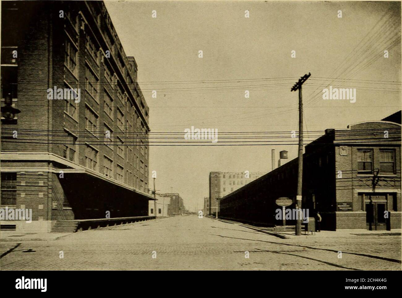 . Le Central Manufacturing District : Chicago Junction Railway Service : un livre de texte descriptif, de photographies et de lettres de témoignage sur Chicago Junction Railway Service et le Central Manufacturing District - le centre de Chicago, 'The Great Central Market' . t les lignes de bateaux du lac reçoivent et déchargent régulièrement le fret à destination et en provenance de tous les points sur les grands lacs, à l'exception de Milwaukee et d'autres points locaux tout aussi proches. Entre ThisUnion Boat House et le Central Manufacturing District, un arrangement régulier de transfert de commutation est maintenu, les frais de commutation en vertu des tariffsbe actuelles Banque D'Images