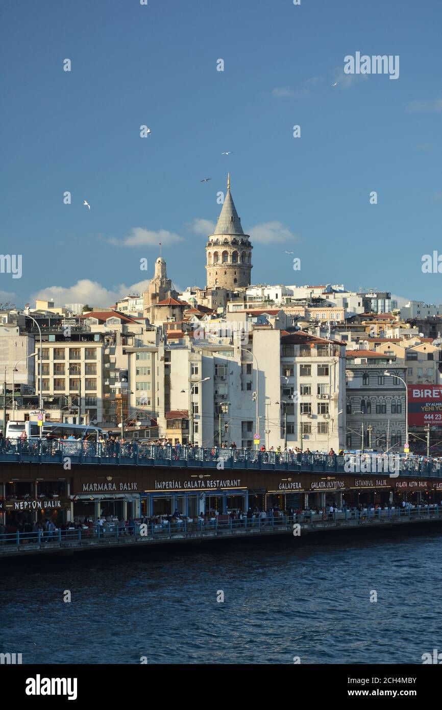 Pont de Galata traversant la Corne d'Or, la tour de Galata et la ligne d'horizon de Karakoy, Istanbul, Turquie Banque D'Images