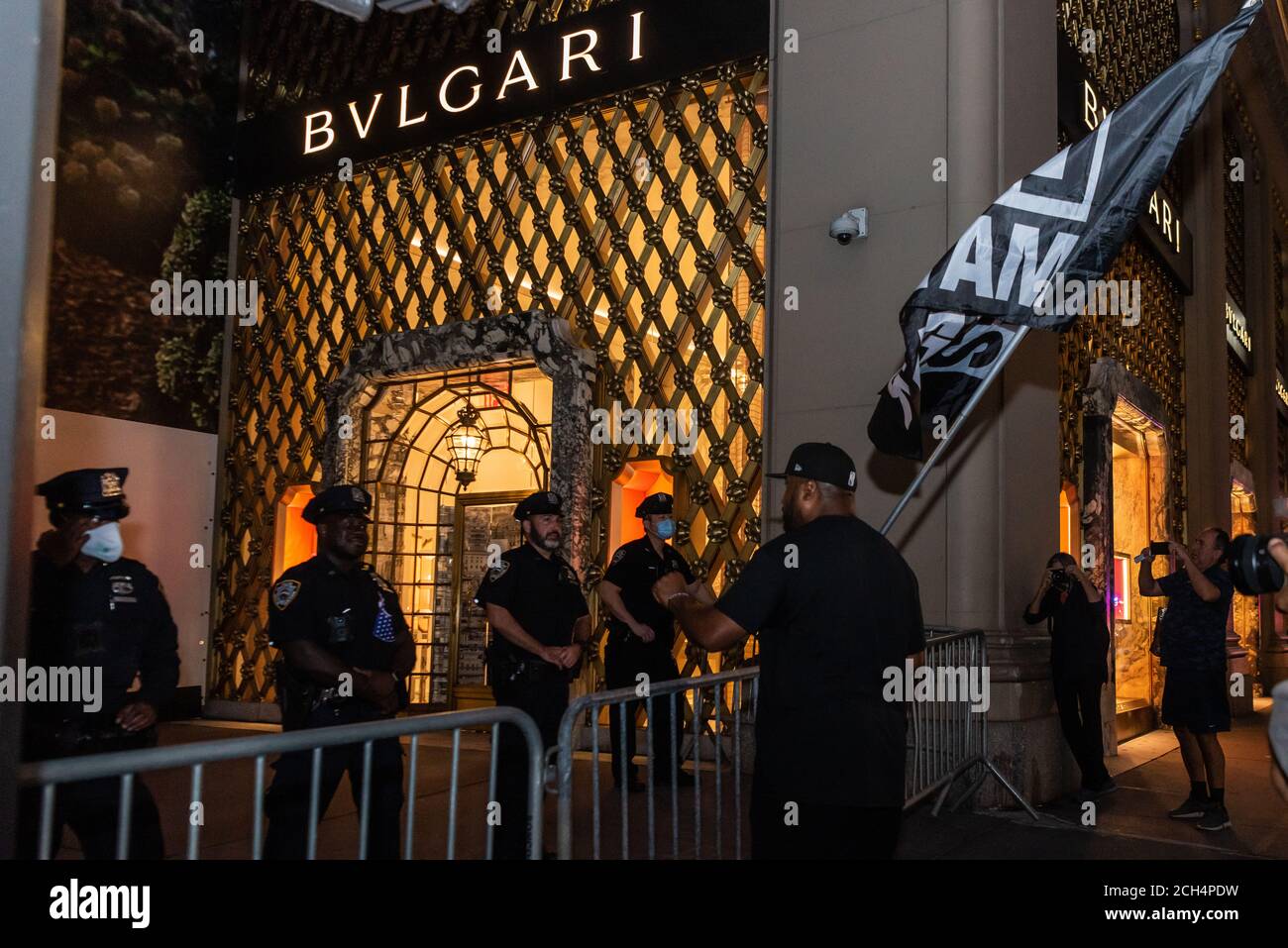 Un manifestant crie aux policiers de NYPD lors d'une manifestation contre l'administration Trump/Pence à New York le 13 septembre 2020. (Photo de Gabriele Holtermann/Sipa USA) crédit: SIPA USA/Alay Live News Banque D'Images