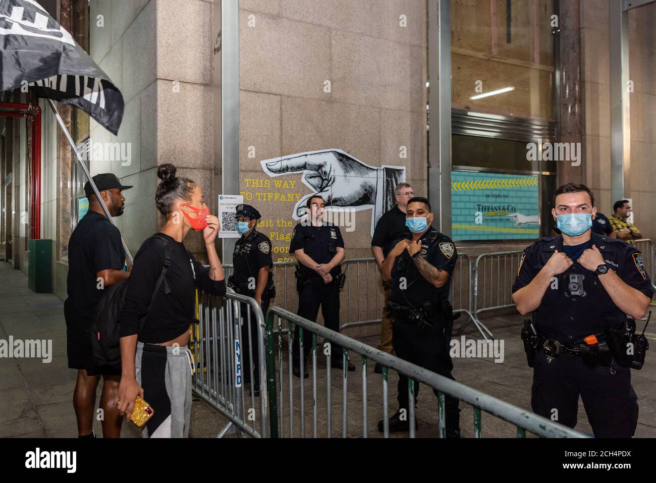 Un protestant de BLM irrate hurle les profanités des officiers de NYPD lors d'une manifestation contre l'administration Trump/Pence à New York le 3 septembre 2020. (Photo de Gabriele Holtermann/Sipa USA) crédit: SIPA USA/Alay Live News Banque D'Images