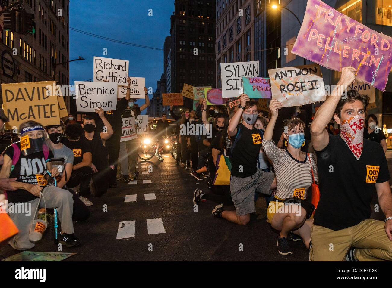 Les manifestants prennent le genou à côté de la Trump Tower lors d'une manifestation contre l'administration Trump/Pence à New York le 3 septembre 2020. (Photo de Gabriele Holtermann/Sipa USA) crédit: SIPA USA/Alay Live News Banque D'Images