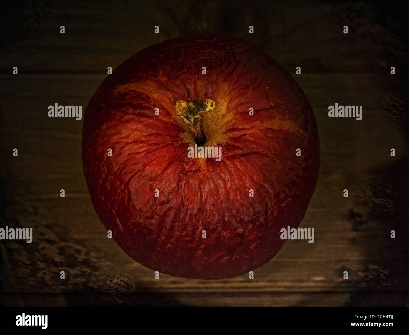 Magnifique arbre jaune dans les Foothills de Californie en automne, par un ciel bleu avec quelques nuages Banque D'Images