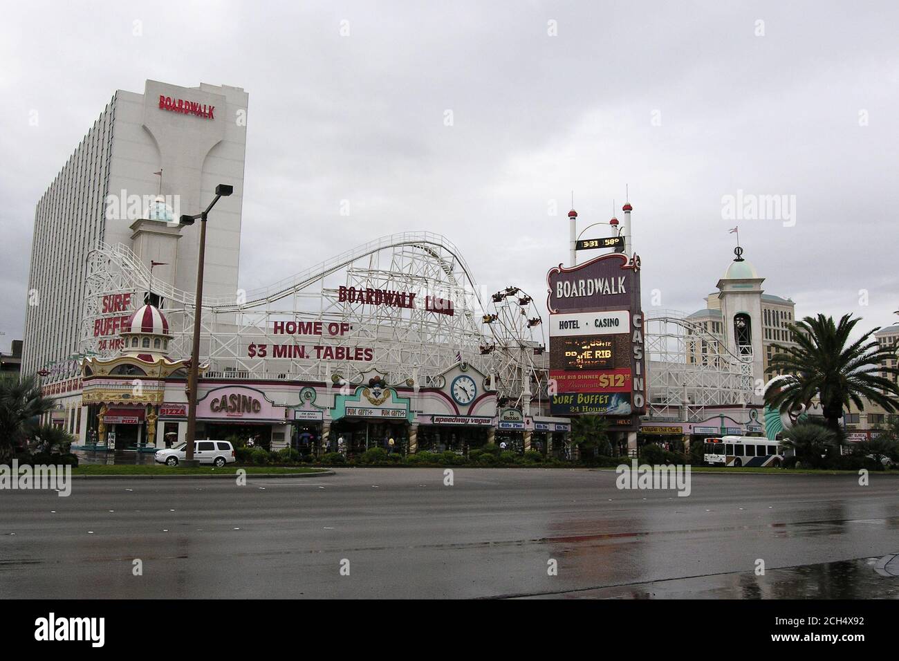 Las Vegas, Nevada, États-Unis - octobre 2005 : vue d'archives de l'hôtel Boardwalk Casino sur le Strip de Las Vegas. Le bâtiment a été démoli en 2006 pour faire de la salle le développement du centre-ville. Banque D'Images