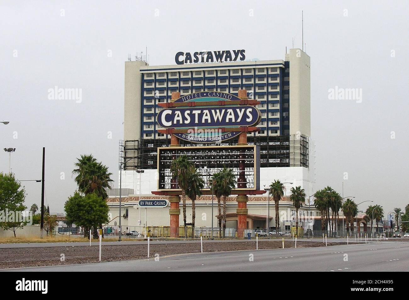 Las Vegas, Nevada, États-Unis - octobre 2005 : vue d'archives de l'hôtel Castaways, du casino et du panneau pendant la démolition. Le bâtiment était situé au 2800 Fremont Street. Banque D'Images