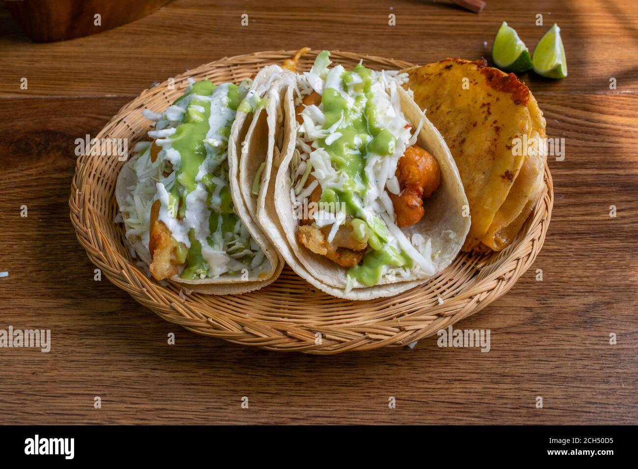 Tacos au poisson de style Baja et tacos aux crevettes frites. Cuisine mexicaine Banque D'Images