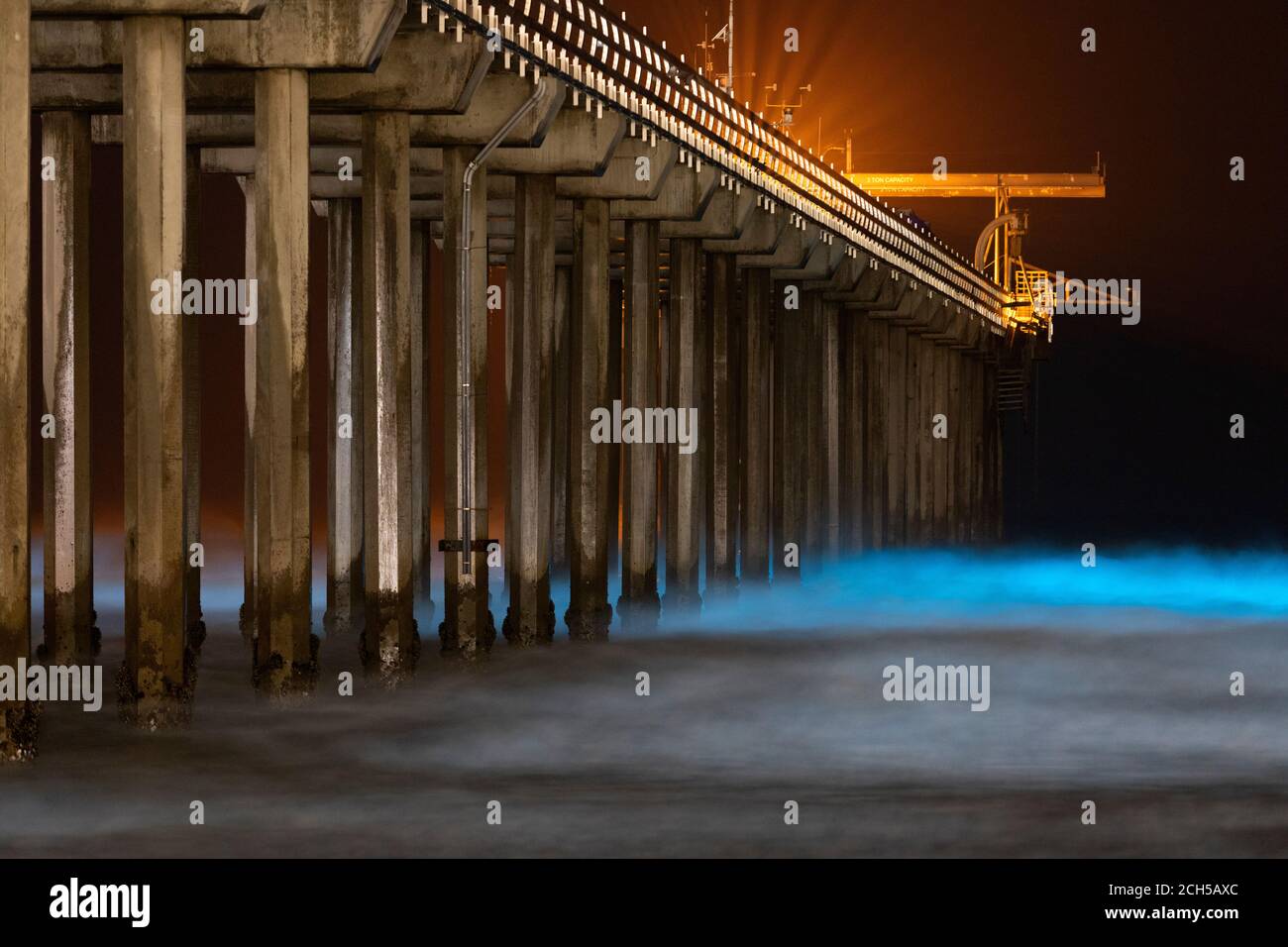 Scripps Pier et la phosphorescence Red Tide, la Jolla, Californie Banque D'Images