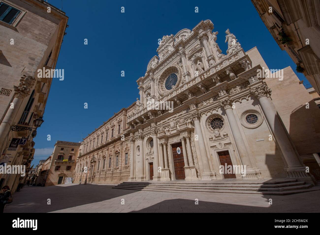 L'église de Santa Croce est un bel exemple de Style baroque - la rue déserte est due à Maintien Covid 19 Banque D'Images