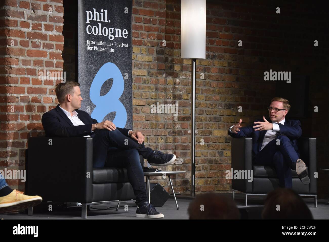 Cologne, Allemagne. 13 septembre 2020. Professeur de virologie Dr med. Hendrik Streeck, l-r, et le philosophe Markus Gabriel parlent et discutent à phil.COLOGNE, le festival international de philosophie crédit: Horst Galuschka/dpa/Alay Live News Banque D'Images