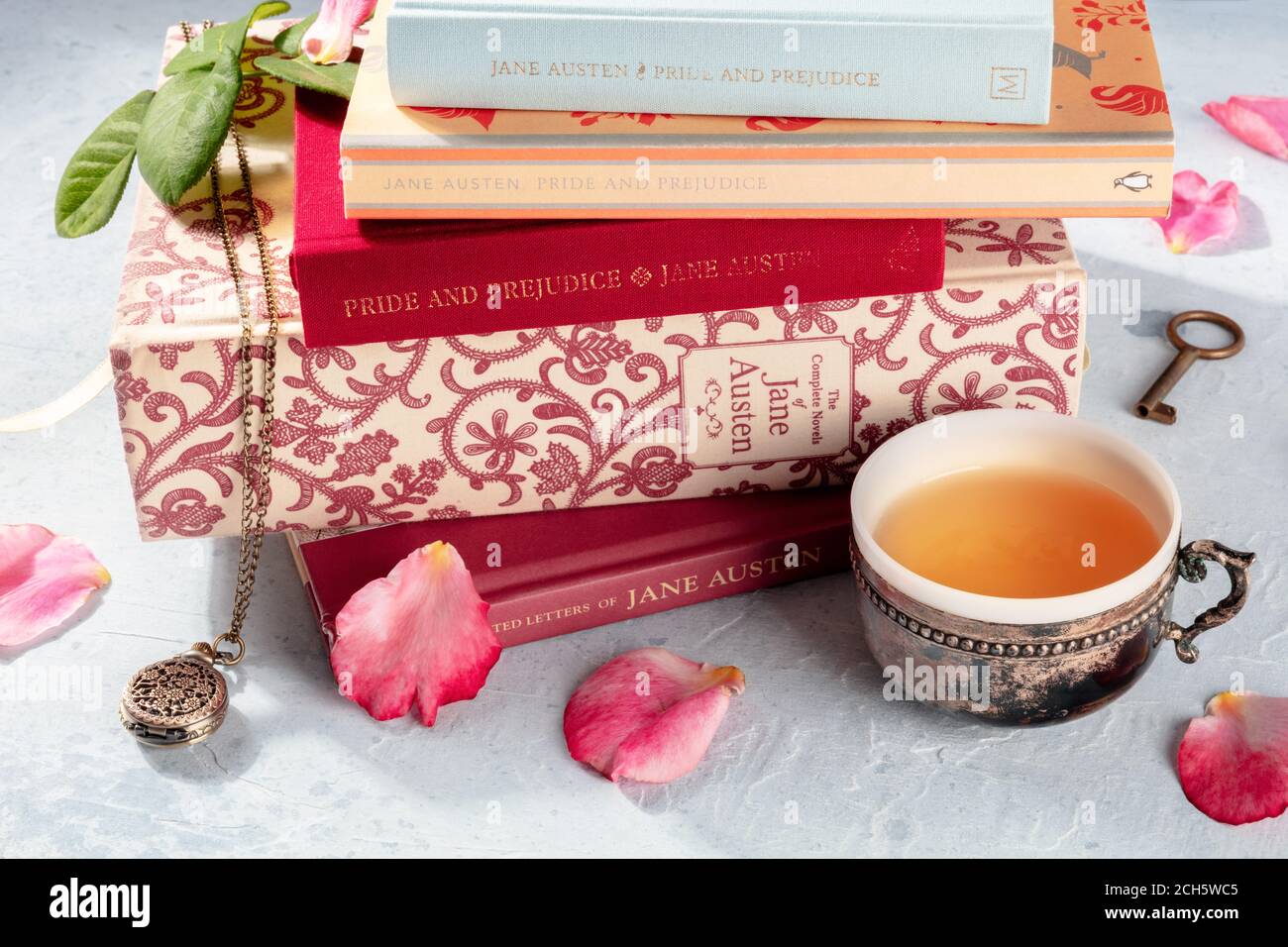 Madrid, Espagne - 2 septembre 2020: Livres de Jane Austen et sur elle dans une pile, avec une tasse de thé et quelques objets vintage, illustratif éditorial Banque D'Images