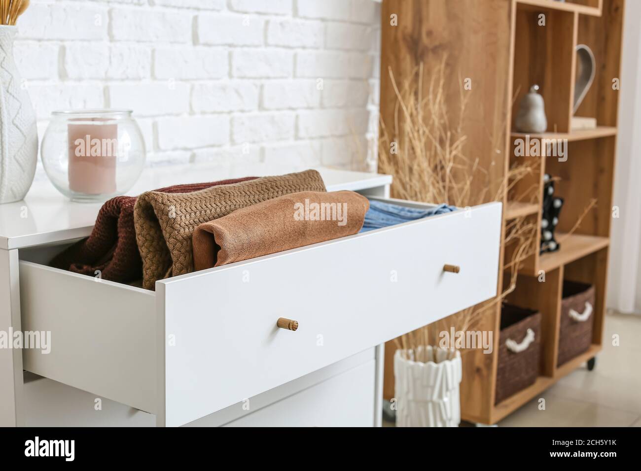 Commode moderne avec vêtements dans la chambre Photo Stock - Alamy