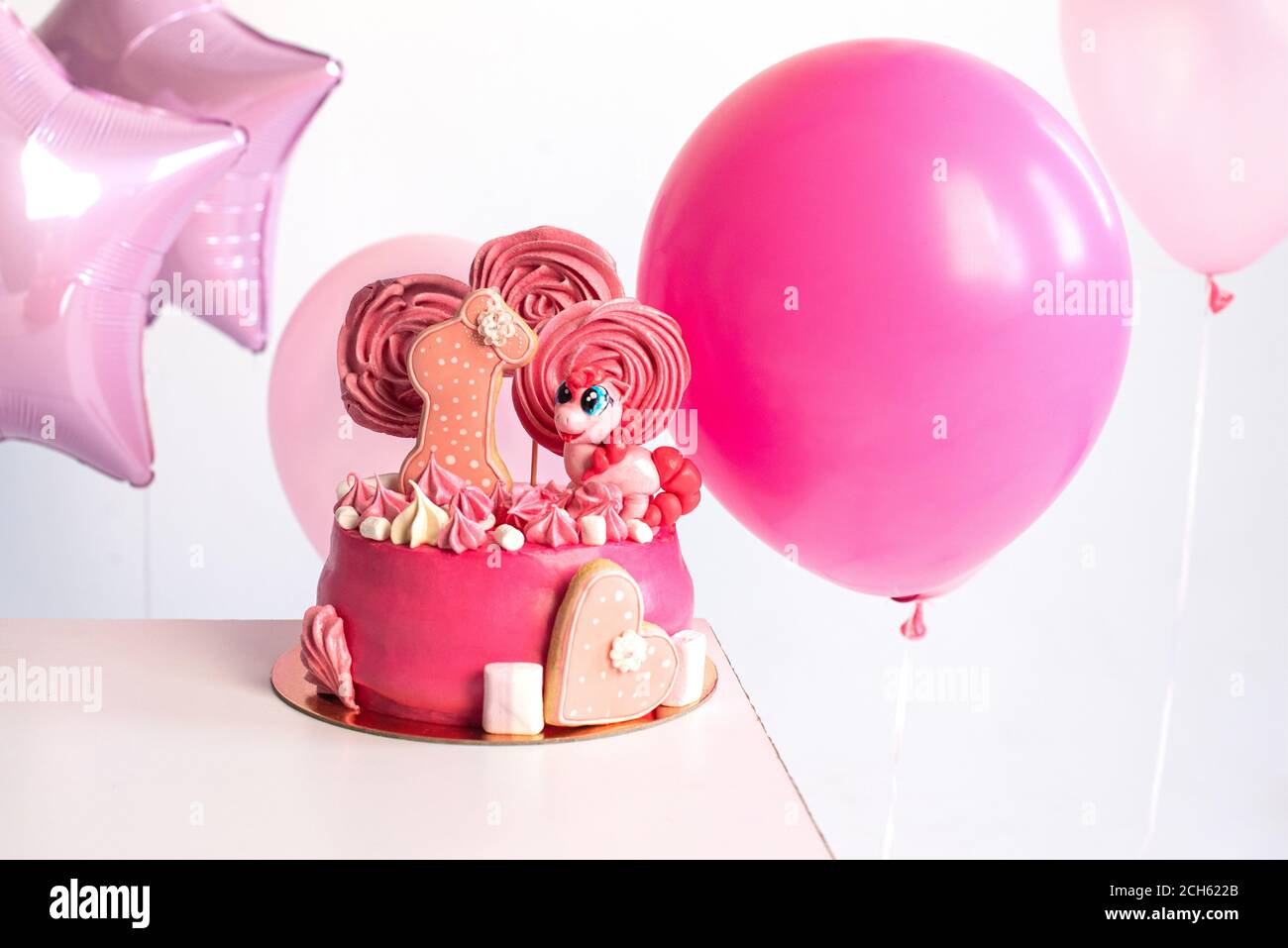 Gâteau rose pour l'anniversaire d'une fille d'un an. Ballons. unicorn. Russie 2020, août Banque D'Images