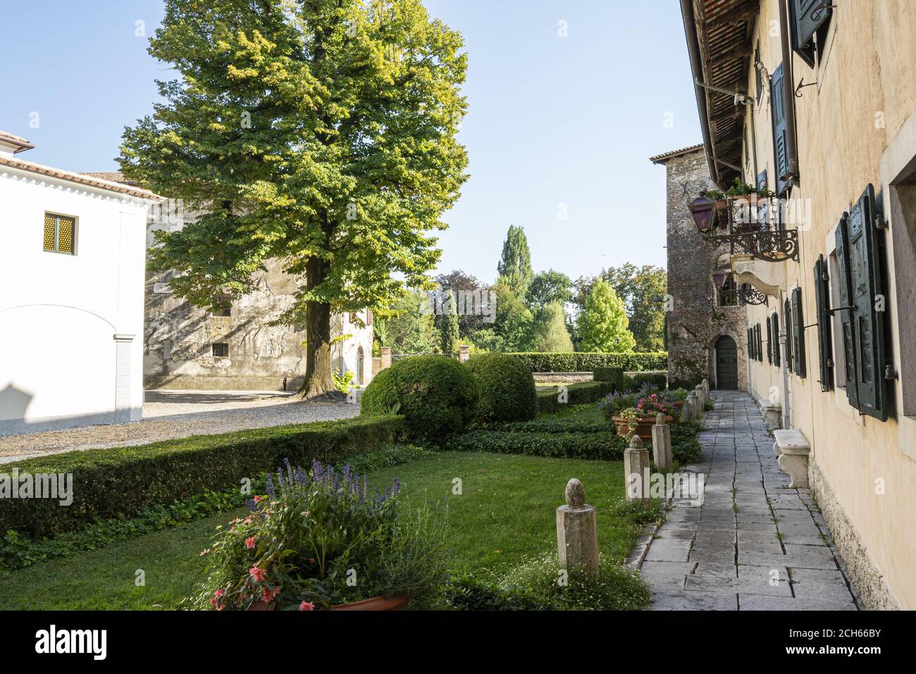 Strassoldo, Italie. 11 septembre 2020. Vue panoramique sur les maisons du village médiéval rural de Strassoldo Banque D'Images