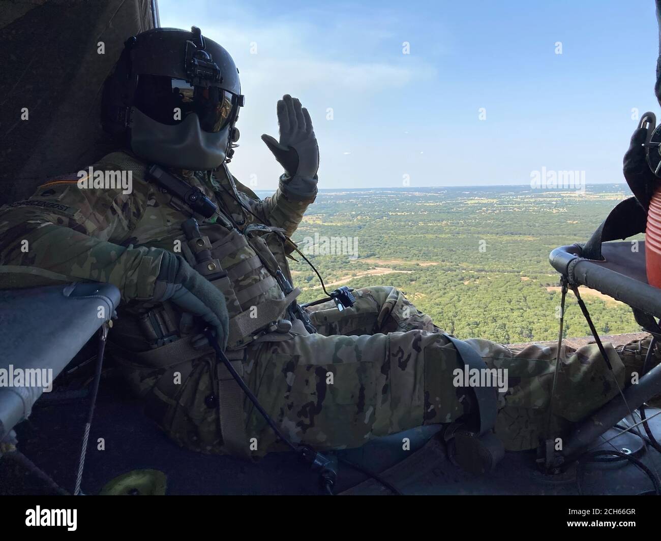 Sergent d'état-major de l'armée américaine Kevin Schrecengost, chef d'équipage de la Compagnie Alpha, 2-104e Bataillon de l'aviation de soutien général, 28e Brigade de l'aviation de combat expéditionnaire pose pour une photo tout en montant dans un HÉLICOPTÈRE UH-60 Black Hawk lors d'une mission de lutte contre l'incendie à la 28e station de mobilisation de l'ECAB. (É.-U. Photo de l'armée par le 1er Sgt. Matthew Stohrer) Banque D'Images