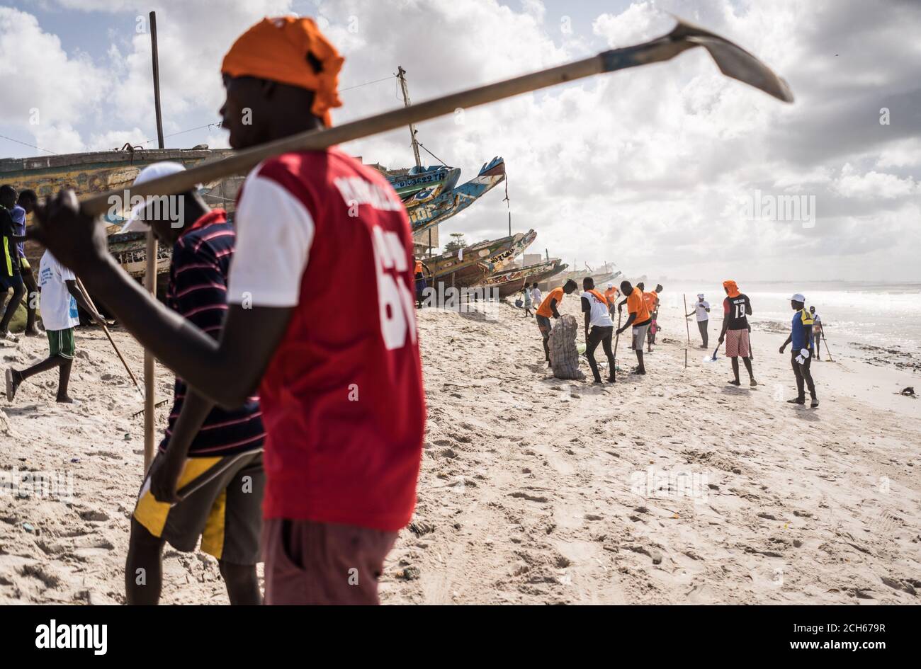 Dakar, Sénégal. 13 septembre 2020. Des volontaires nettoient une plage en groupes dans la banlieue de Dakar, Sénégal, le 13 septembre 2020. Étant donné que les coups de la vague de mer et les pluies pendant la saison des pluies ont pollué la côte, les volontaires et les résidents locaux ont participé à une activité de nettoyage de plage à Thiaroye-sur-Mer, une petite ville de la banlieue de Dakar, espérant que plus de touristes seraient attirés par une plage plus propre. Crédit : Louis Denga/Xinhua/Alay Live News Banque D'Images