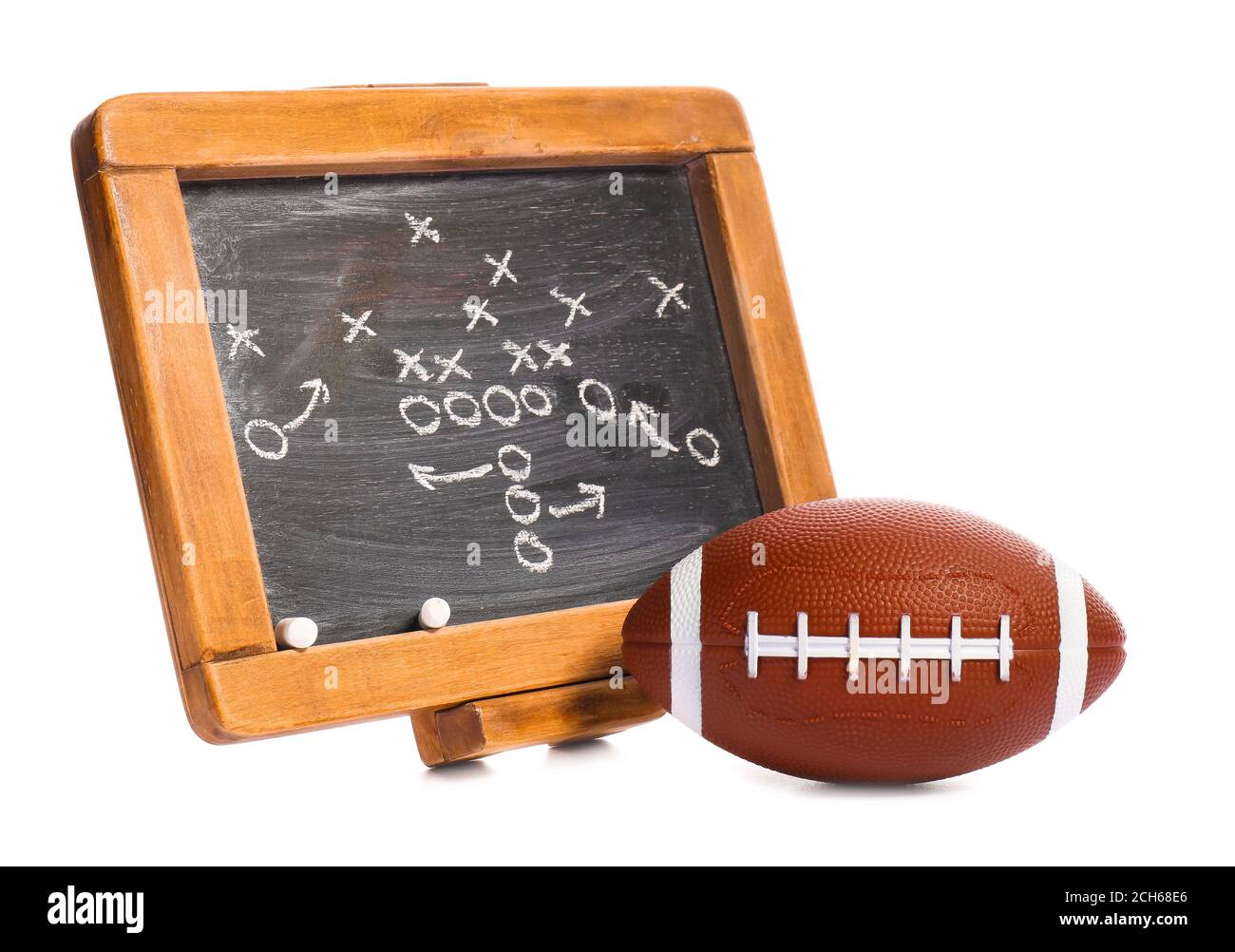 Ballon de rugby avec jeu de football sur fond blanc Banque D'Images