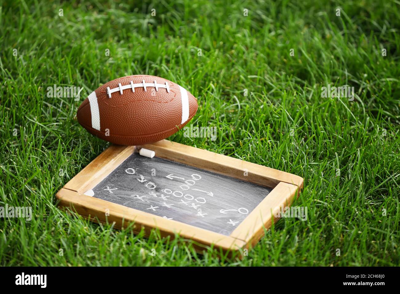 Ballon de rugby avec jeu de football en plein air Banque D'Images