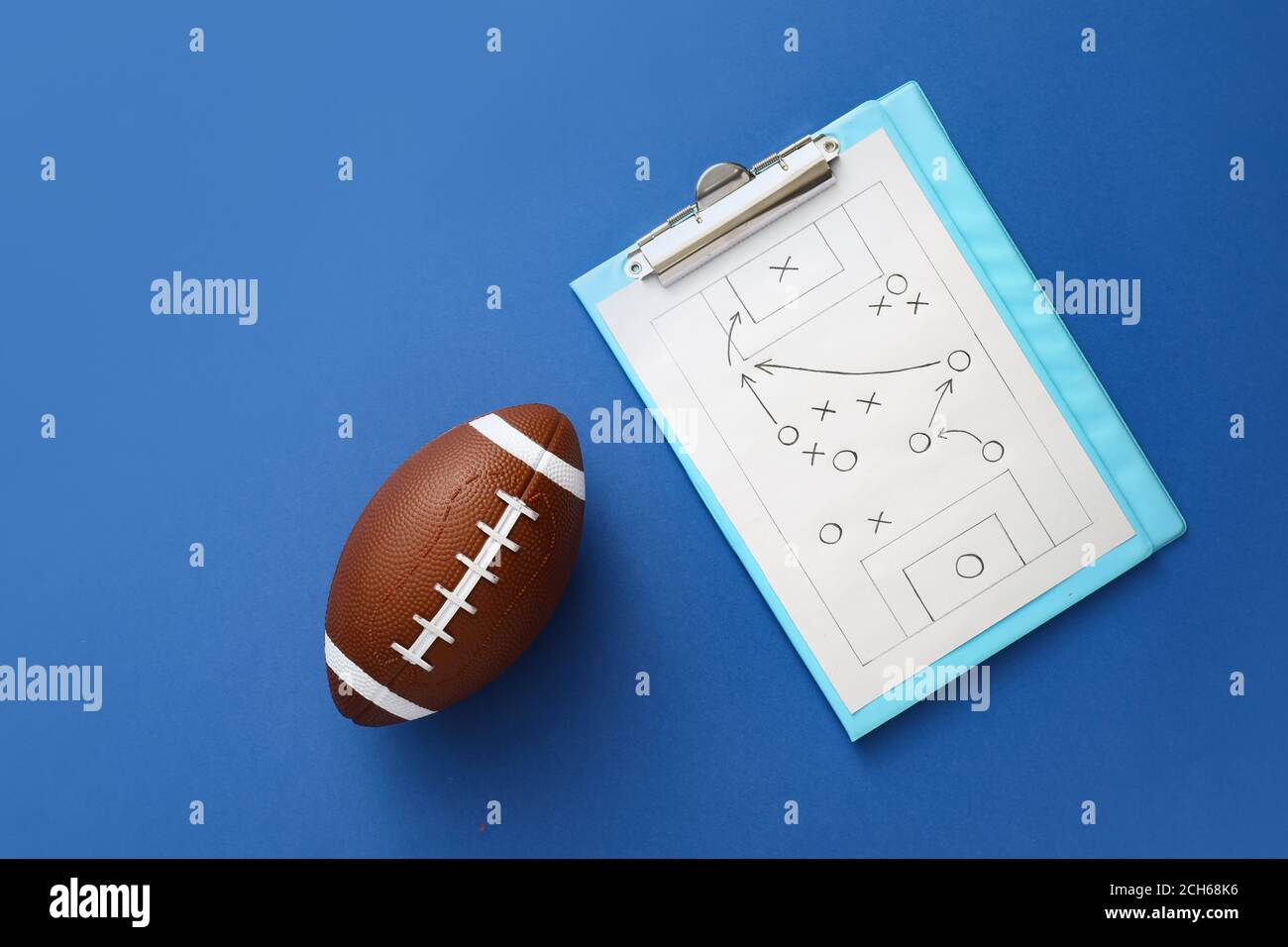 Ballon de rugby avec jeu de football dessiné sur la couleur arrière-plan Banque D'Images