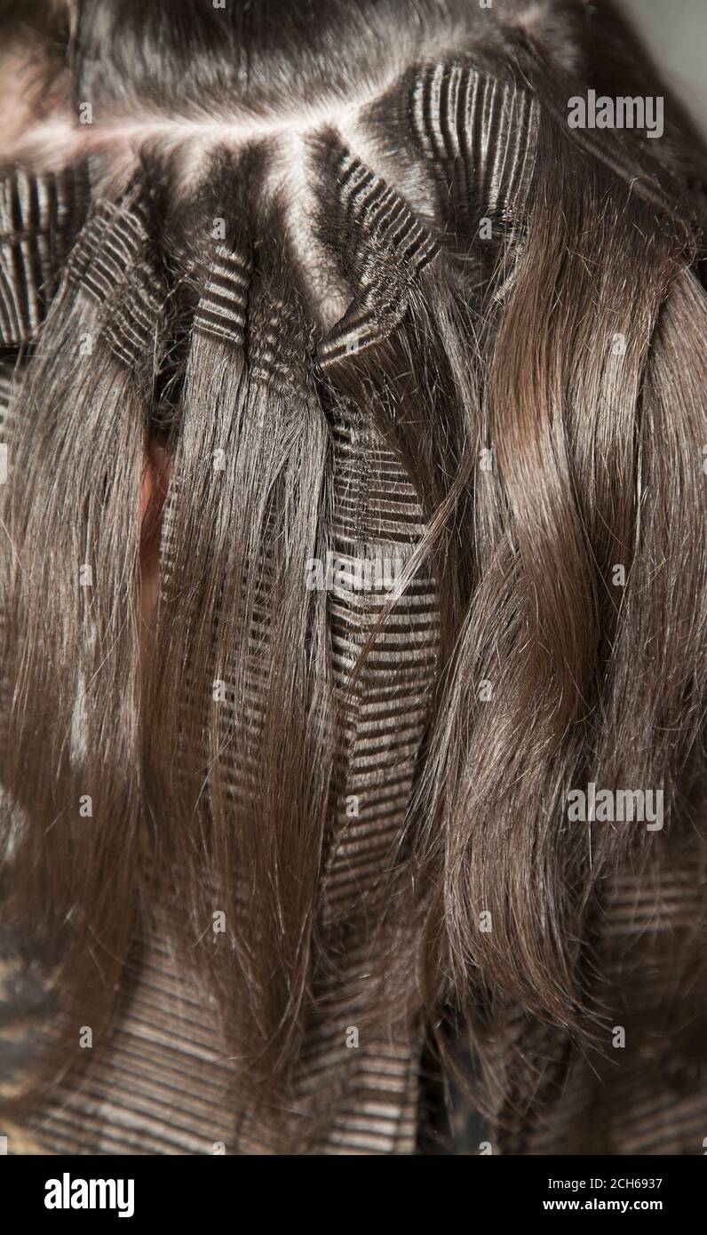 Gros plan à sertir et verrouillage droit des cheveux avec mise au point sélective Banque D'Images