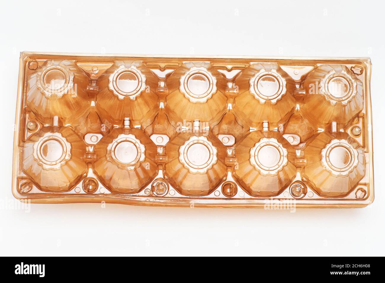 Gros plan de la boîte vide en plastique de la caisse à œufs avec sur le blanc Banque D'Images