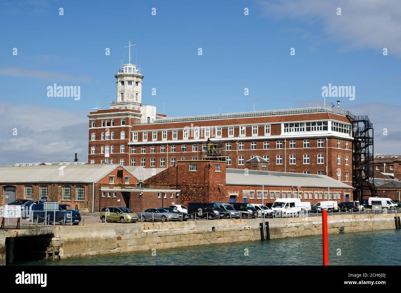 Portsmouth, Royaume-Uni - 8 septembre 2020 : vue de la mer vers le site touristique de Semaphore Towr, dans le port de Portsmouth, le matin ensoleillé de l'été. TH Banque D'Images