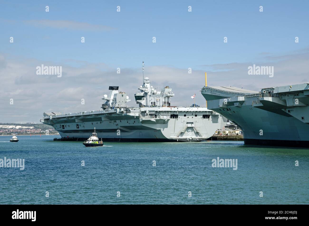Portsmouth, Royaume-Uni - 8 septembre 2020 : le porte-avions de la Royal Navy Prince of Wales amarré dans le port de Portsmouth devant le navire jumeau Queen Elizabe Banque D'Images