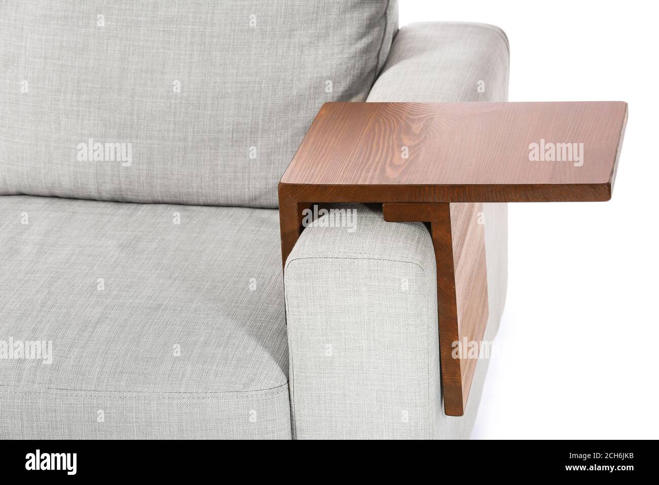 Canapé avec table d'accoudoir sur fond blanc Photo Stock - Alamy