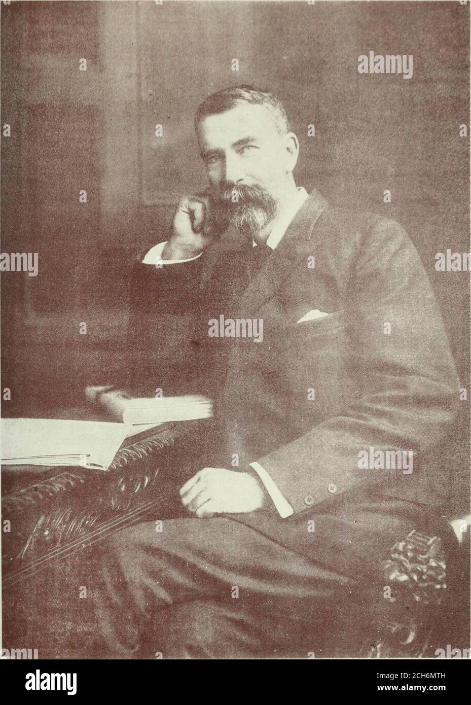 . Province de Natal : guide descriptif et manuel officiel . 1880.—Major-général Sir George Pomeroy-Colley, p.cs.i.. c.b.. Cm.c. Régulateur. 1881.—Lieutenant-colonel Charles B. H. Mitchell, cm.c. Administrateur. 1882.—Sir Henry E. Bulwer. K.c.m.c (g.cm.g., 1883). Régulateur. 1885.—Sir Arthur E. Havelock, c.a.m.c. Régulateur. 1889.—Sir Charles B. H. Mitchell, k.c.M., Gouverneur. 1893.—Francis Seymour Haden. Cm.c. Administrateur. 1893.—l'honorable sir Walter Francis Hely-Hutchinson, k.c.m.c (g.cm.g.. 1897). Régulateur. 1901.—Sir Michael H. Gallwey. K.c.m.c. k.c, Administrateur. 1901.—Colonel Sir Henry Edward Banque D'Images