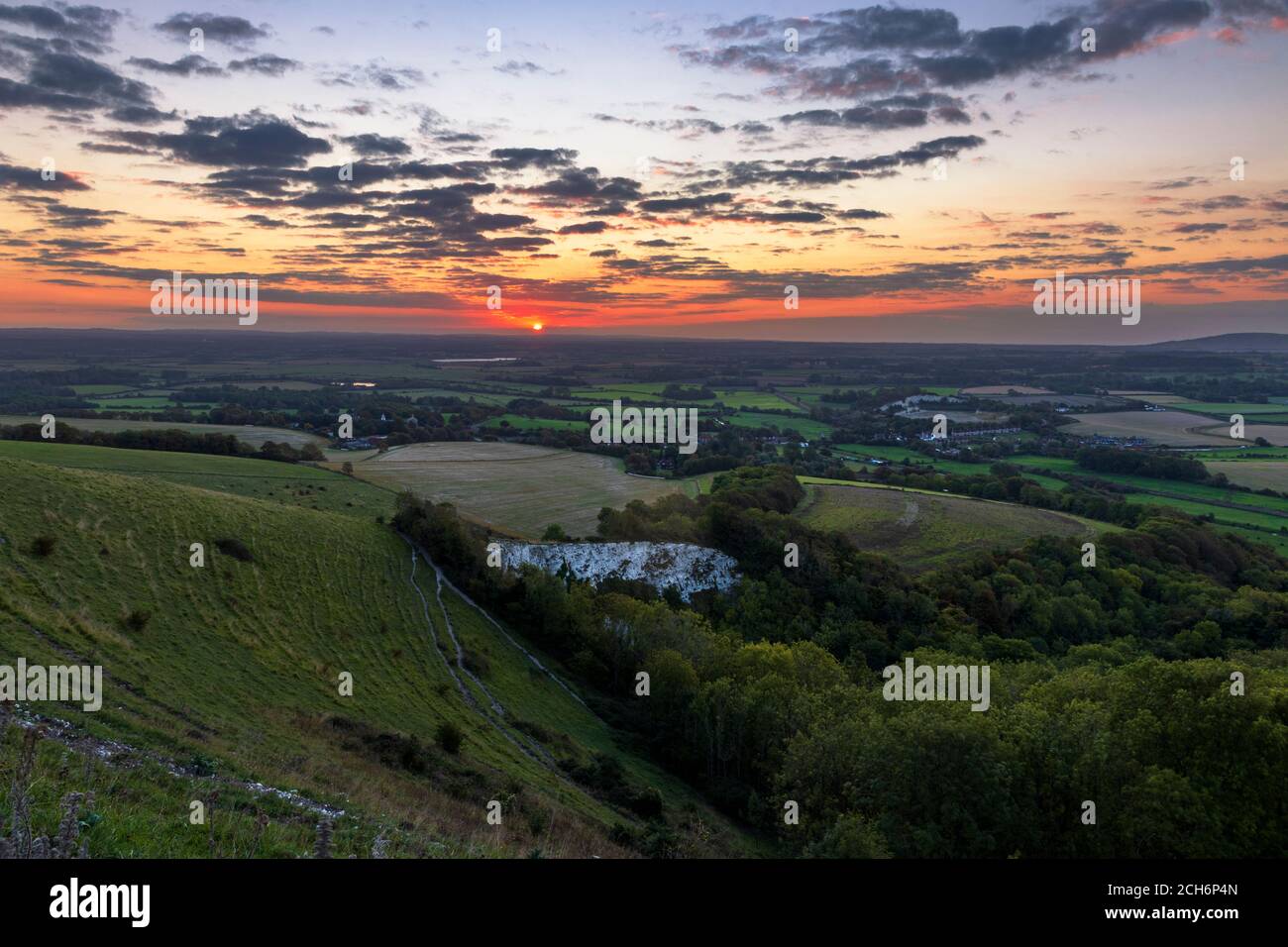 Lever de soleil sur la campagne de Sussex est et le sud Depuis Mount Caburn, sud-est de l'Angleterre, Royaume-Uni Banque D'Images