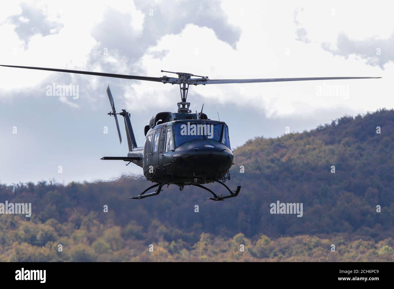 Hélicoptère Bell UH-1 Airflies Iroquois pendant l'exercice militaire “réponse rapide 2016” à l'aire de tir Manjaca près de Banja Luka, , Bosnie, Banque D'Images