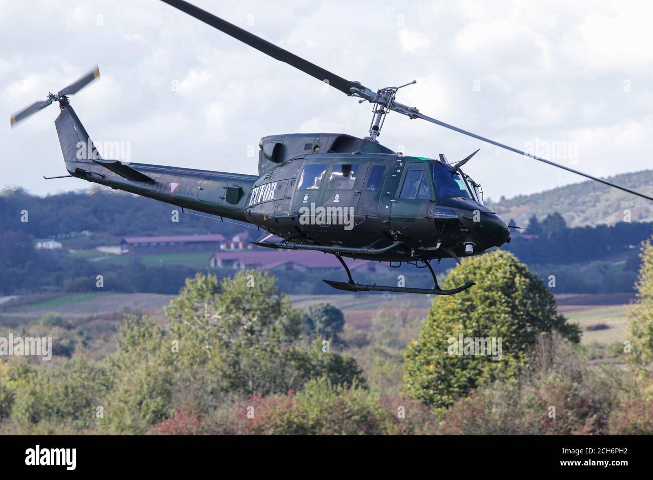 Hélicoptère Bell UH-1 Airflies Iroquois pendant l'exercice militaire “réponse rapide 2016” à l'aire de tir Manjaca près de Banja Luka, , Bosnie, Banque D'Images