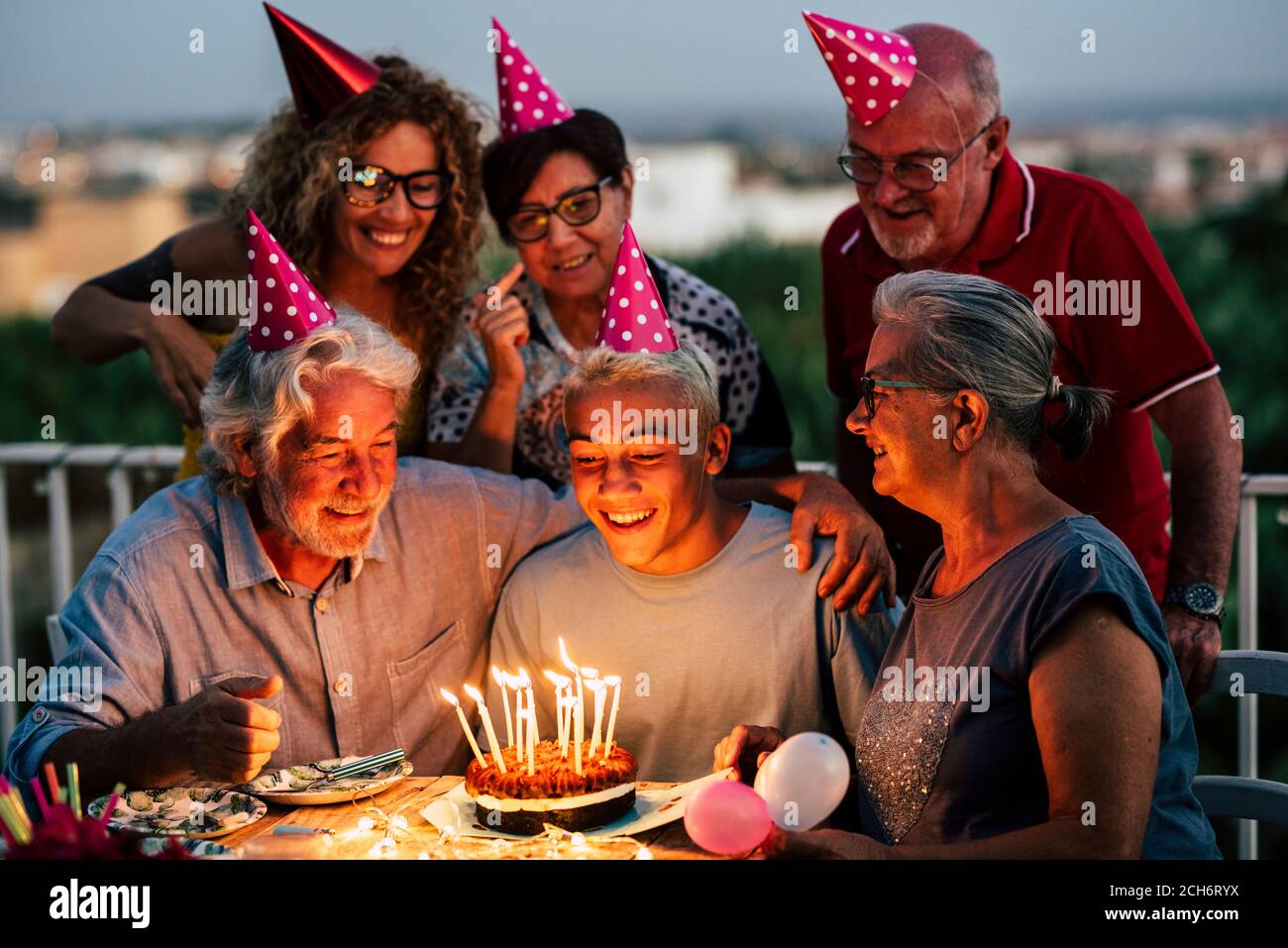 Fete D Anniversaire A La Maison A L Exterieur Avec Caucasien Heureux Et Gai Famille Autour D Un Jeune Garcon Adolescent Pour Ses 18 Ans Vieux Nuit Couleurs Temps Et Photo Stock Alamy