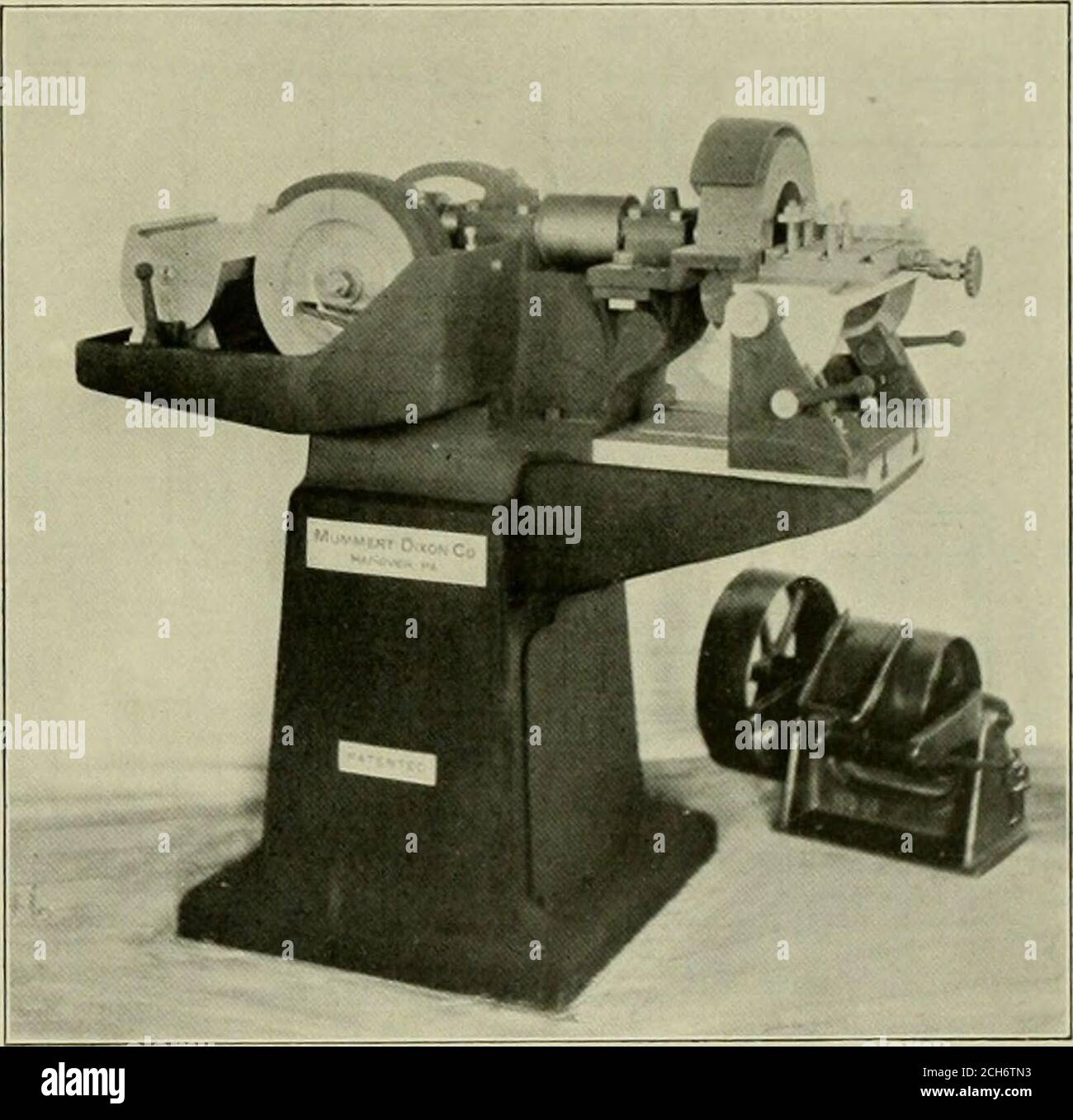 . Ingénieur américain . l le pli de même taille fait de straiglitpipe. M. Macijewskis i)rocesess lias a été breveté aux États-Unis et est contrôlé par Schiichardt & Scbutte, 90 West Street, New York. MEULEUSE D'OUTILS POUR PIERRE À HUILE UNE nouvelle conception de meuleuse d'outils wdiicli a deux pierres à huile, onecoarse et une fine, comme Wel! En tant que roue d'émeri de bague, a été conçu par la compagnie Munimert-Dixon, Hanovre, Pennsylvanie. Thismeuler est spécialement adapté pour le travail en salle d'outils et a des roues en pierre double montées sur l'arbre avant. En liaison avec l'witheach est un support d'outil qui peut être ajusté à n'importe quel angle desiredet est maintenu par un c Banque D'Images