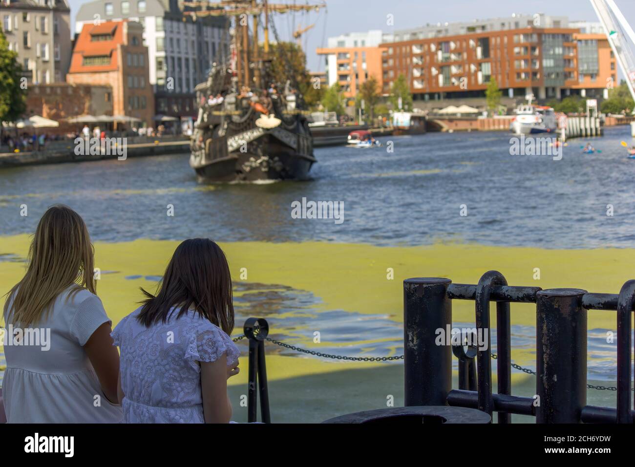 Gdansk, Pologne du Nord - 14 août 2020 : couple de femmes en attente de navire à bord d'une station d'amarrage à côté de la rivière motlawa Banque D'Images