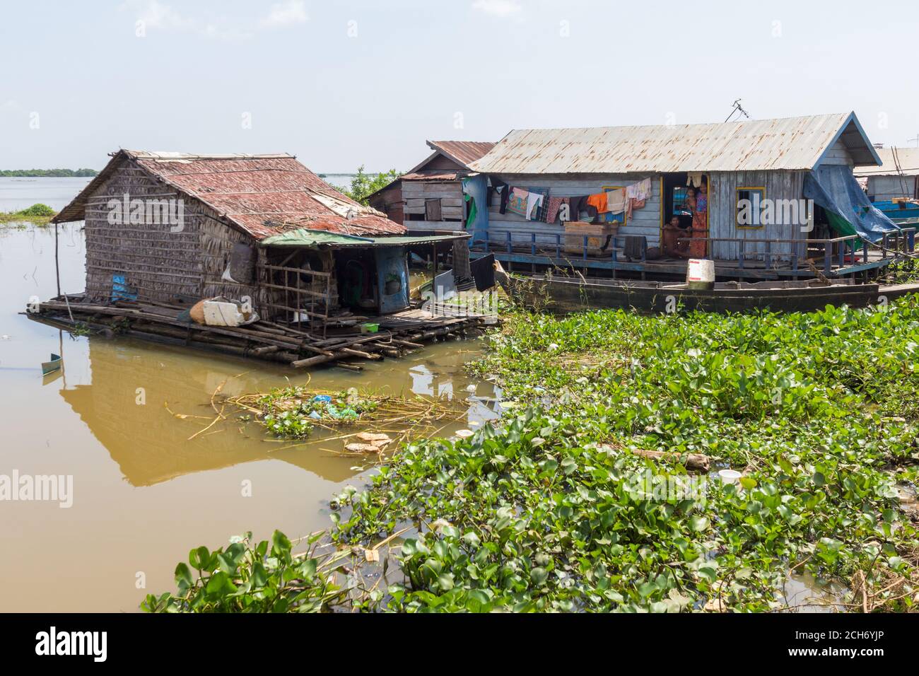 Bateaux de la maison au lac Tonle SAP Banque D'Images