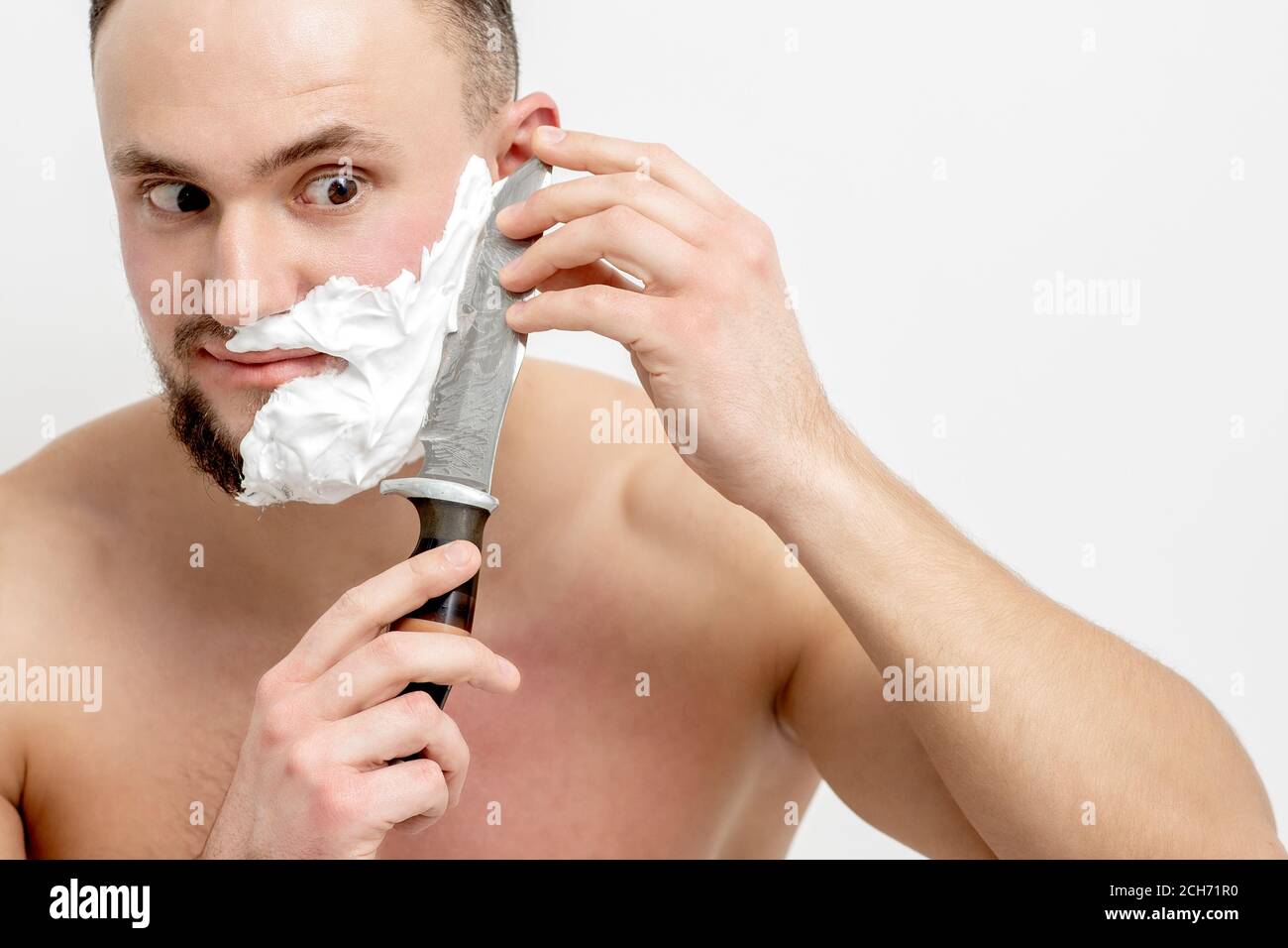 Jeune homme du caucase se raser la barbe avec un couteau sur fond blanc  Photo Stock - Alamy