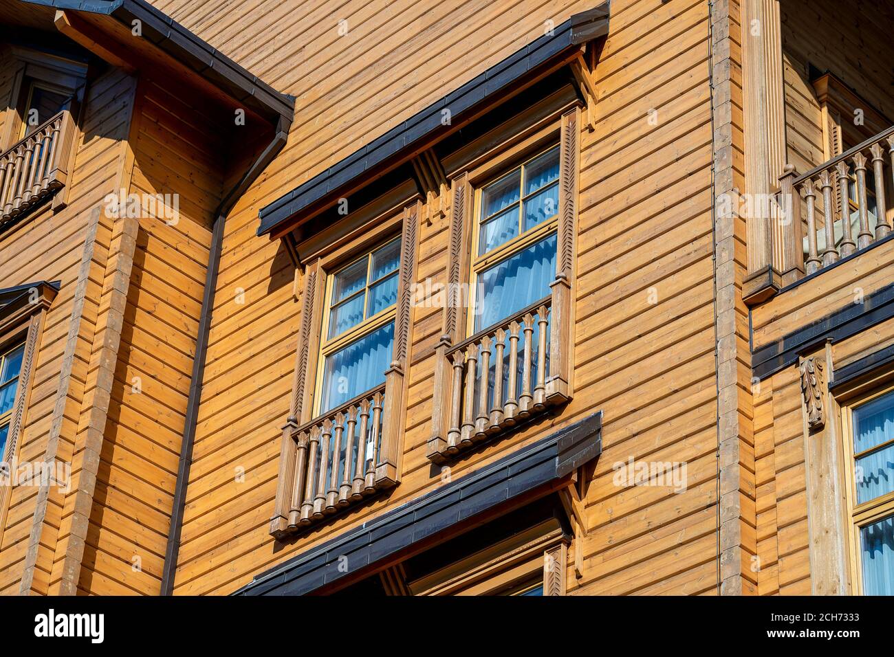 Détail de la traditionnelle ukrainienne maison rurale en bois, arrière-plan façade extérieure avec cadre de fenêtres. Kiev, Ukraine Banque D'Images