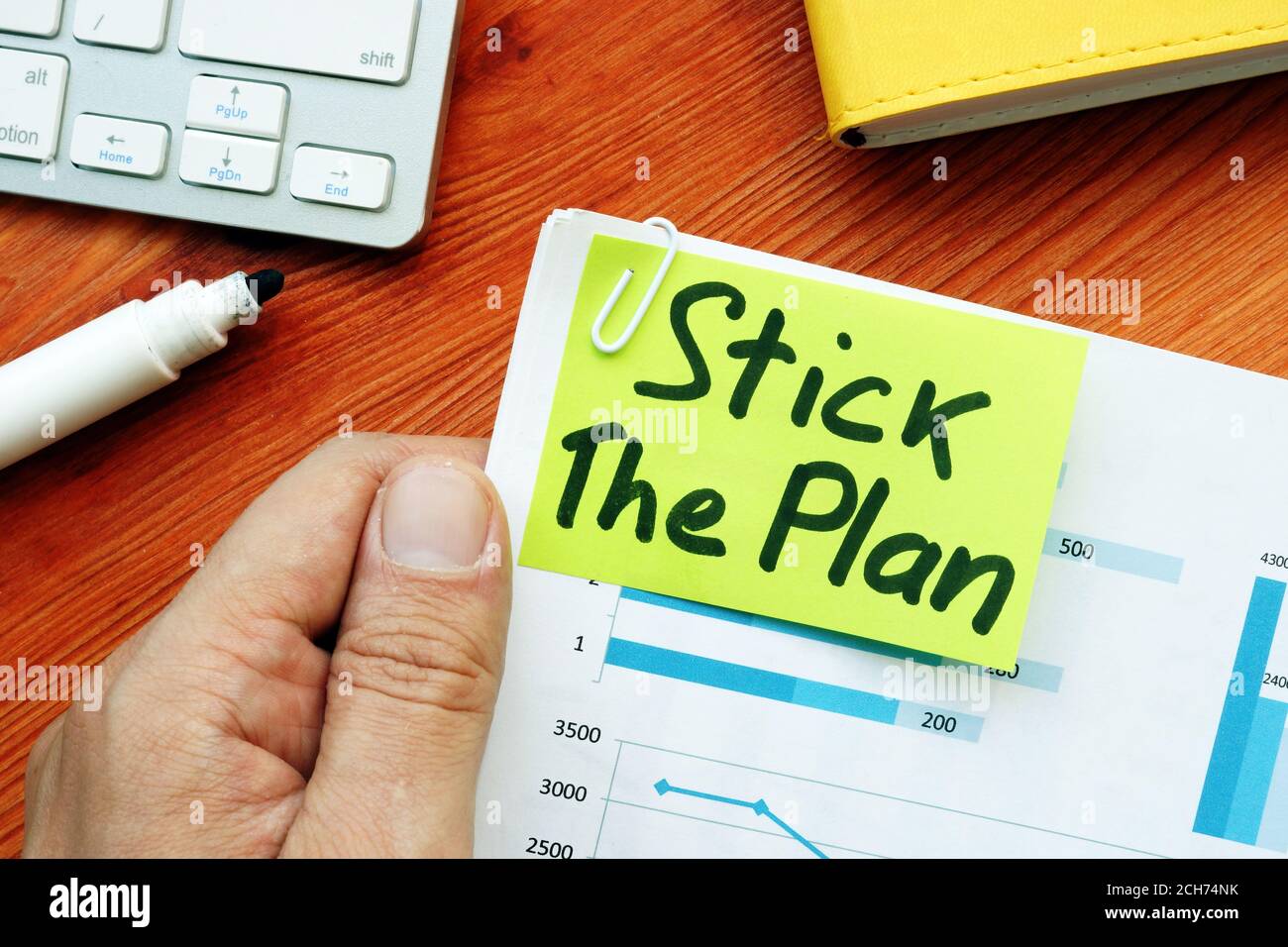 Respectez le plan. Man tient une pile de papier. Banque D'Images