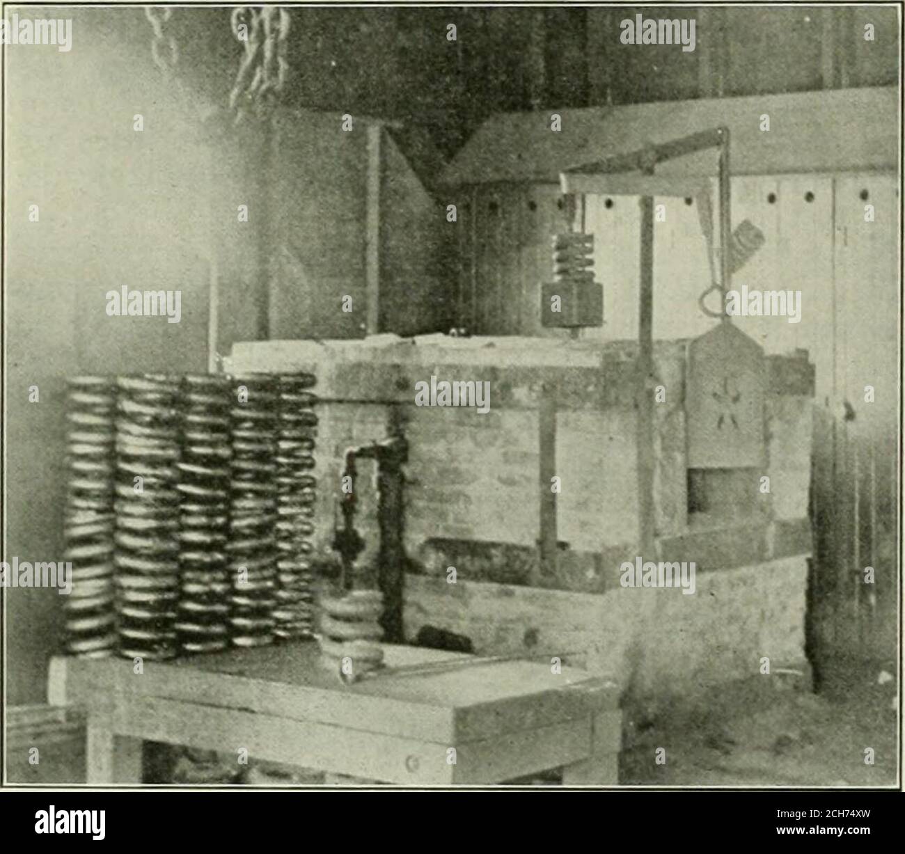 . Ingénieur mécanique ferroviaire . dirigé, et ensuite envoyé à la salle de tri dans laquelle est situé un long tableau permettent de les trier rapidement et de les placer dans des bacs. Ils sont situés dans le même bâtiment, deux machines de tarauds à sept broches qui sont à proximité des bacs, si les écrous après avoir été triés peuvent être facilement et rapidement manipulés aux machines de taraudage, et des machines intokegs prêts à l'emploi. Tout ce travail est effectué sur une base de travail à la pièce. Nous récupérons 125 barils de noix par mois. Il y a aussi dans ce bâtiment une grosse haveuse alligator qui est utilisée pour cisailler r Banque D'Images