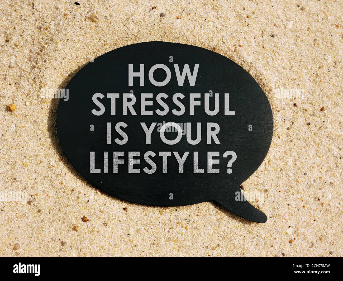 Votre style de vie est stressant. Tablette noire sur le sable. Banque D'Images