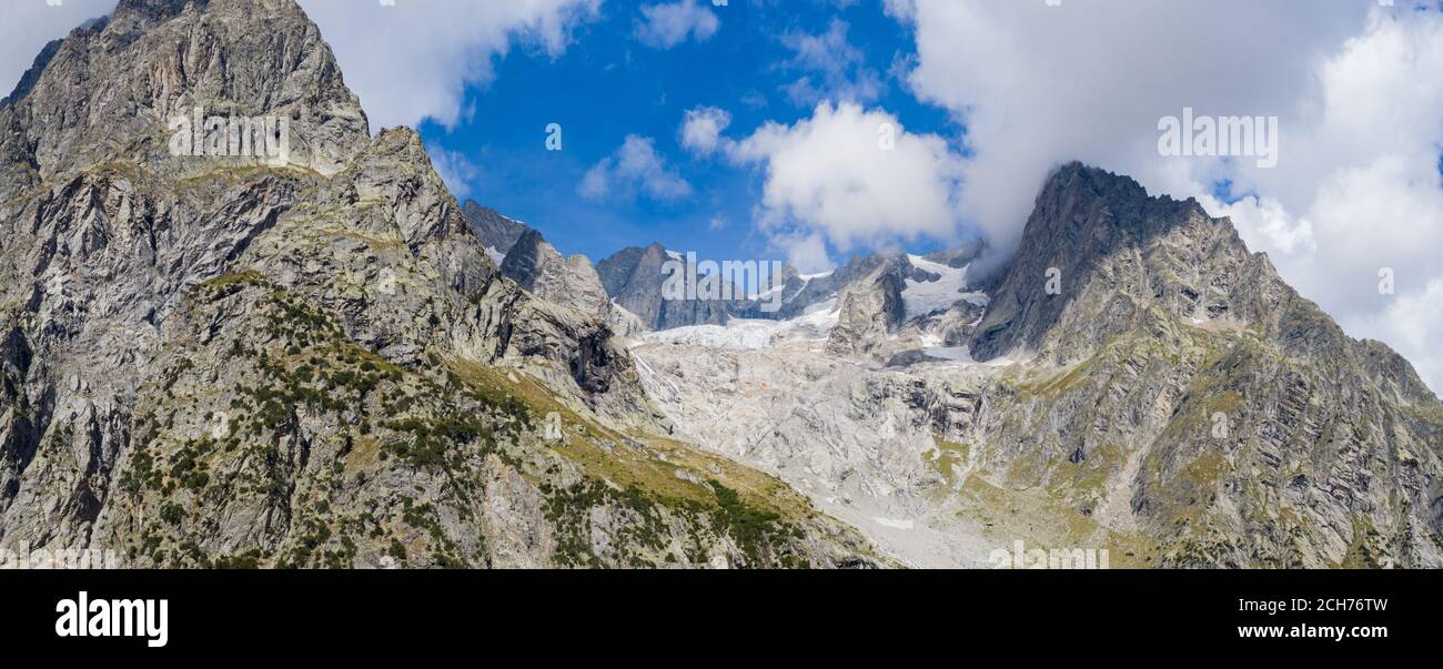 Panorama d'une vallée de montagne alpine et des sommets. Hauts sommets de montagne et un glacier et de l'eau tombe sur le côté italien du massif du Mont blanc. Banque D'Images