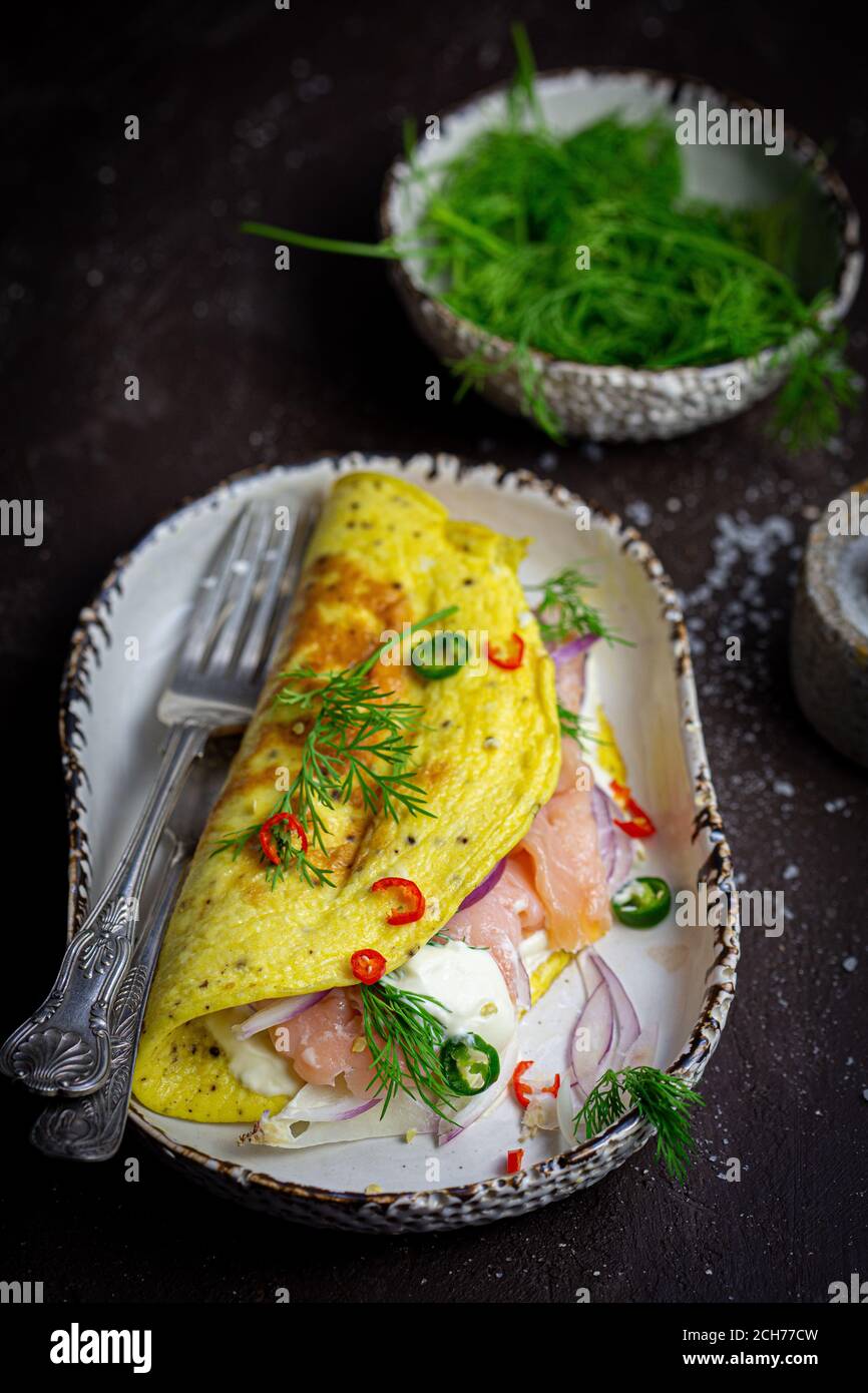 Omelette avec rubans de saumon fumé et fromage à la crème Banque D'Images